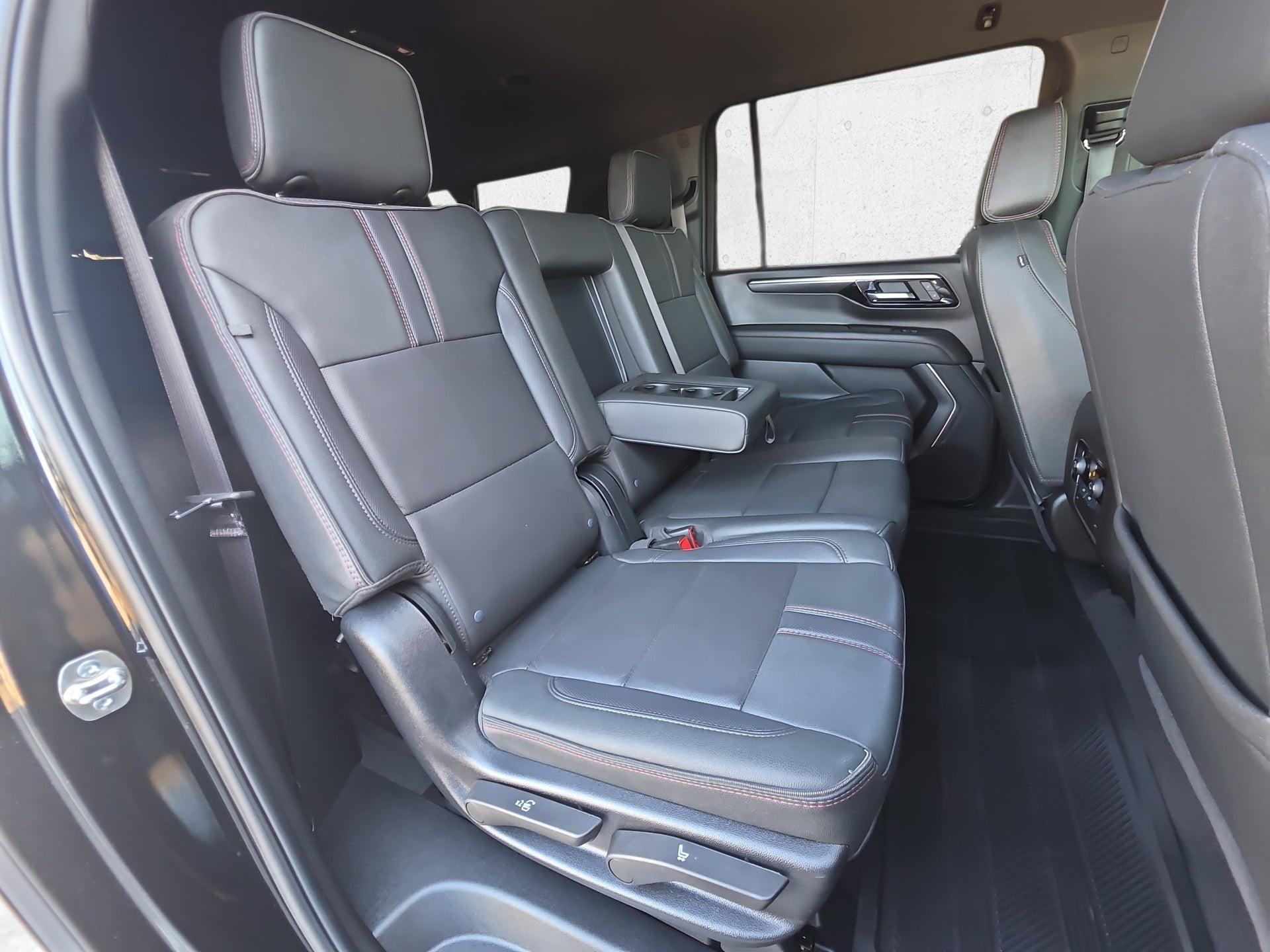 2025 Chevrolet Suburban RST