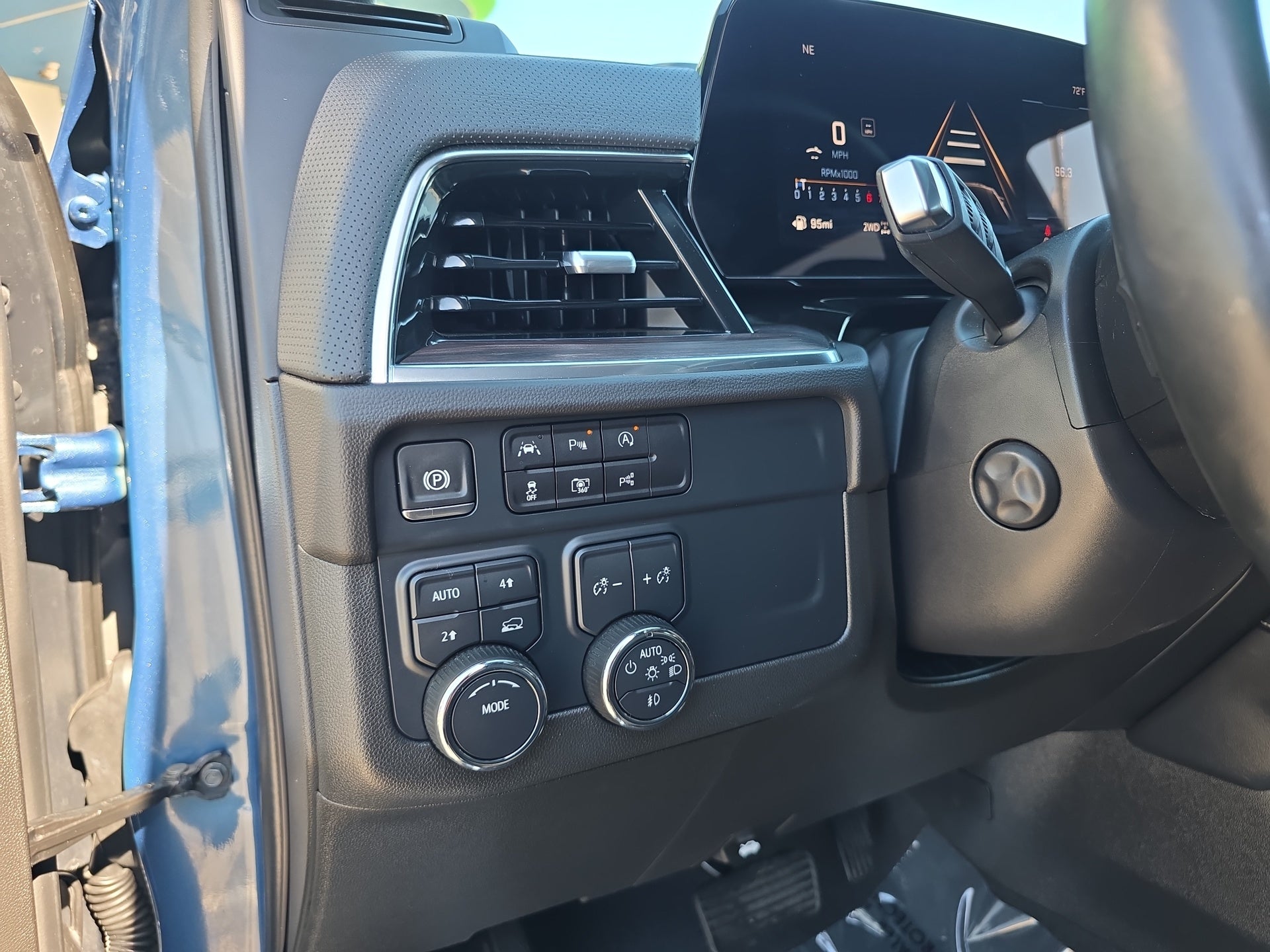 2025 Chevrolet Suburban Premier - Photo 18