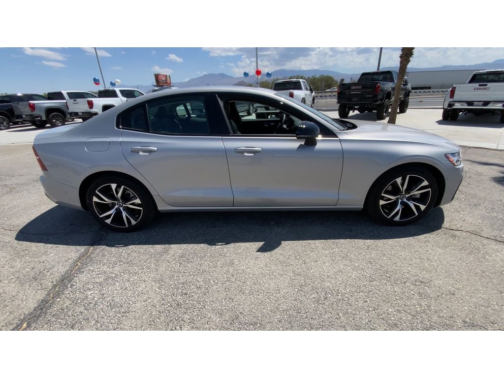 2024 Volvo S60 Plus Dark Theme