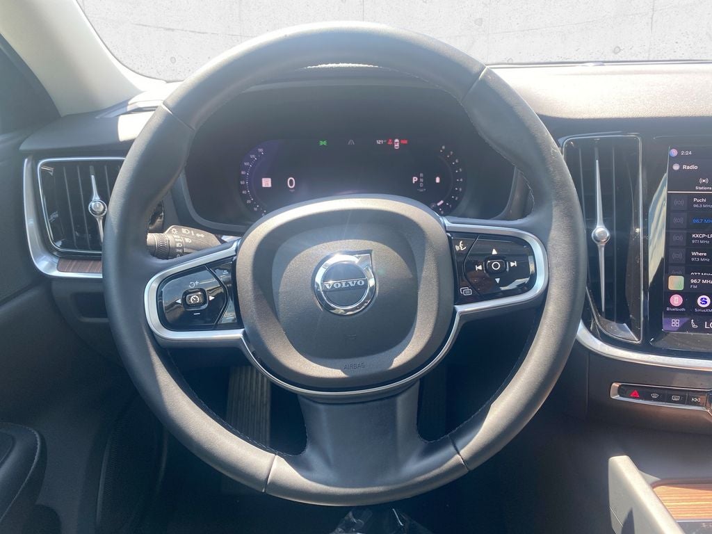 2024 Volvo S60 Plus Dark Theme