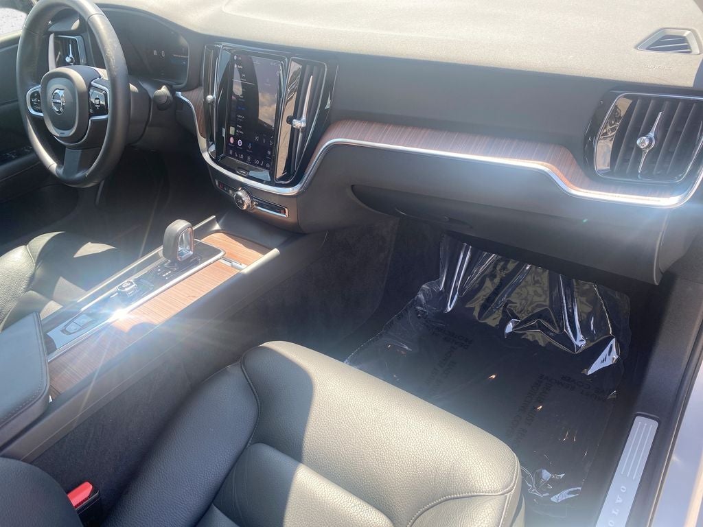 2024 Volvo S60 Plus Dark Theme