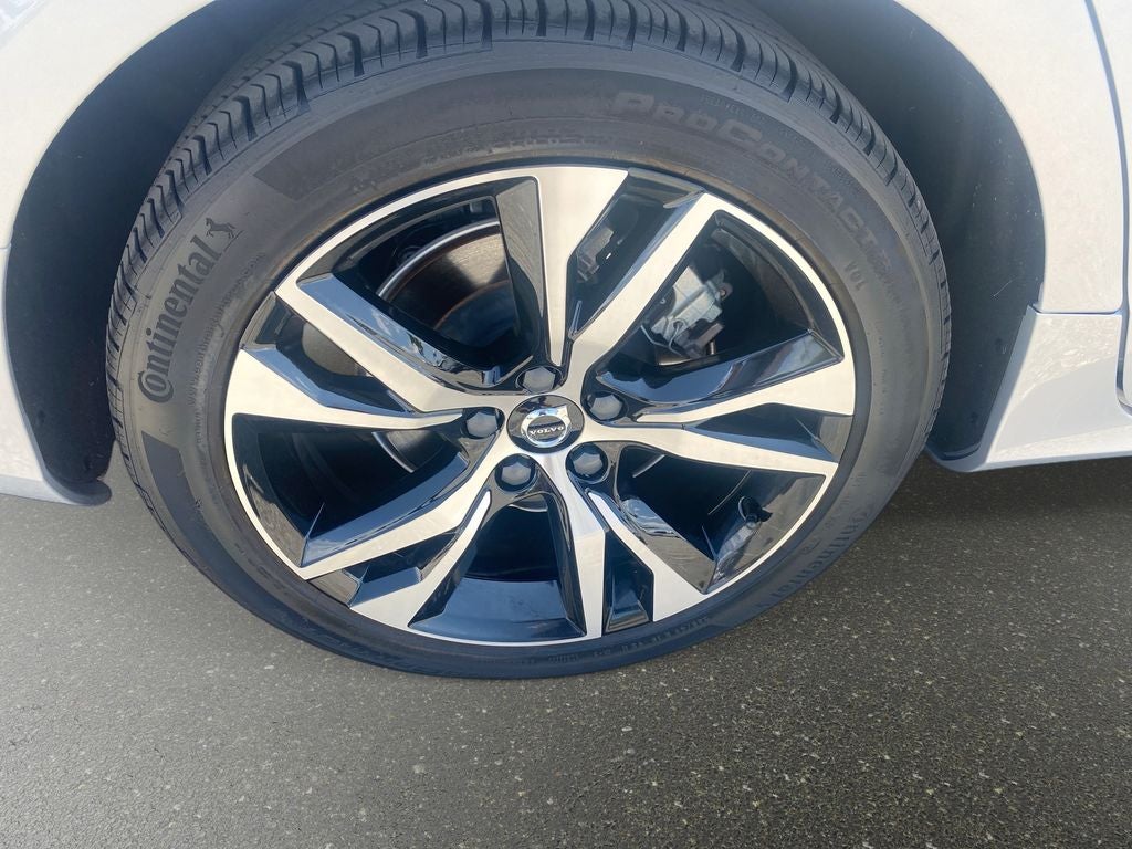 2024 Volvo S60 Plus Dark Theme